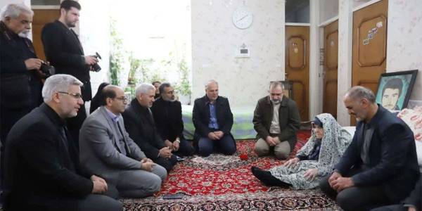 استاندار با خانواده شهید سید حسن اشرفی در خمین دیدار کرد