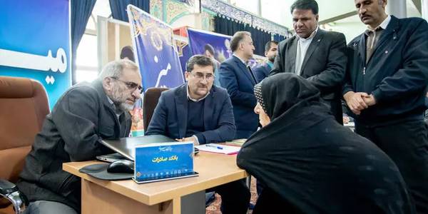 ۲۳ میز خدمت در مصلای اراک برگزار شد- دیدار چهره به چهره استاندار با مردم