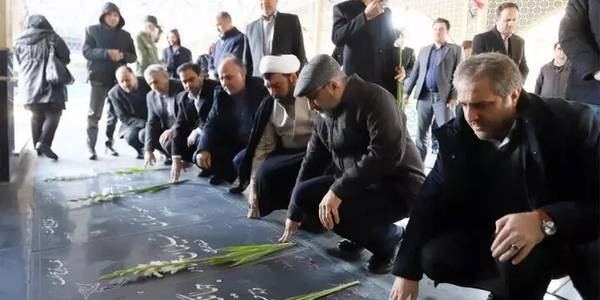 گلزار شهدای شهر ساوه با حضور استاندار مرکزی گلباران شد