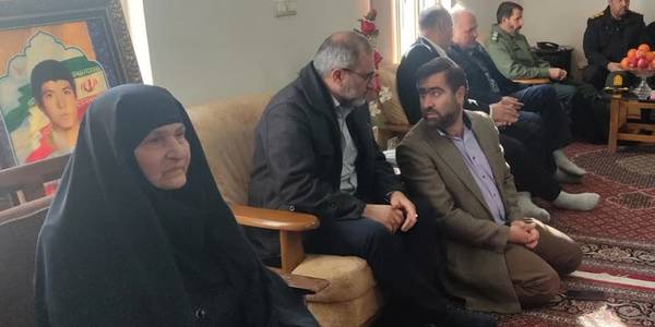 دیدار استاندار مرکزی با مادر شهید «علی نعمتی فشکی»