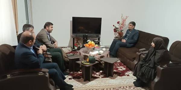 همزمان با پنجمین روز از ایام الله دهه فجر ، دیدار آقازیارتی فرماندار شهرستان فراهان با همسر شهید والامقام صفرعلی دستجانی فراهانی