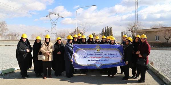 در ششمین روز از دهه خجسته فجر جلسه تبادل تفاهم‌نامه فیمابین مدير عامل شرکت برق منطقه‌ای باختر و مدير کل دفترامور زنان و خانواده استانداري مركزي ، به منظور ارتقا سطح همکاریهای مشترک درزمینه ترویج فرهنگ مدیریت بهینه  مصرف برق  در محل شرکت برق منطقه ای باخترتشکیل گردید.
در این جلسه دستاوردهای انقلاب شکوهمند اسلامی در حوزه برق تشریح شد .
🔸درادامه برنامه معاون دفترامور زنان وخانواده استانداري مركزي ،مشاوران امور بانوان دستگاههای اجرايي استان وفرمانداری اراک ، از پست برق 400كيلوولت انجيرك  بازديد نمودند.
۱۴۰۲-۱۱-۱۷سه شنبه