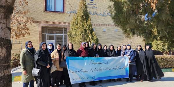 در ششمین روز از دهه خجسته فجر 
معاون دفترامور زنان وخانواده استانداري مركزي ،مشاوران امور بانوان دستگاههای اجرايي استان و فرمانداری اراک ، از محل تصفیه خانه فاضلاب شهر اراک بازدید نمودند .
مهمترین برنامه های اجرا شده در این بازدید عبارتند از :
تشریح دستاوردهای انقلاب شکوهمند اسلامی در حوزه آب 
 آموزش توجیهی پیرامون مصرف بهینه آب 
توضیح پیرامون تاسیسات و روند فعالیت تصفیه خانه 
۱۴۰۲-۱۱-۱۷سه شنبه