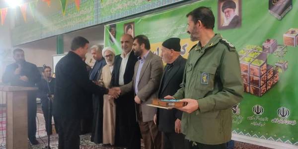 در این همایش؛ از کشاورزان و دامداران نمونه شهرستان فراهان به پاس زحمات آنها تقدیر به‌ عمل آمد