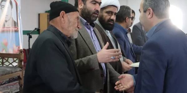 تجلیل از خانواده های شهدای انقلاب شهرستان