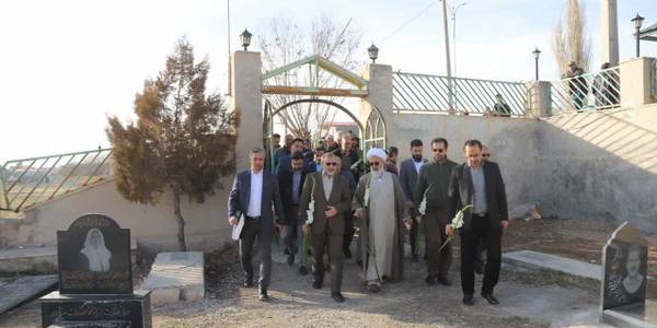 ادای احترام استاندار مرکزی به مقام شامخ شهدای روستای شهراب