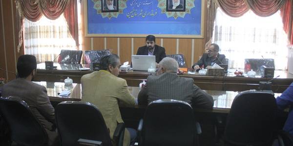 دومین جلسه آموزشی نمایندگان فرماندار و بخشدار در شعب اخذ رای شهرستان خمین برگزار شد