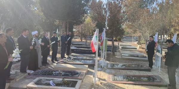 ادای احترام به قبور مطهر شهدای روستای حسین آباد