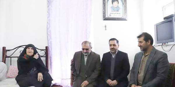دیدار استاندار مرکزی با مادر شهید "محمدباقر شاکری" در شهرستان آشتیان