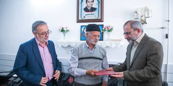 تجلیل استاندار مرکزی از پدر شهید "امرالله حیدری" در دلیجان