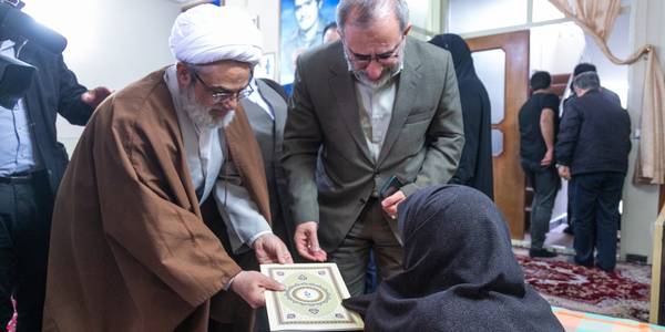 دیدار استاندار مرکزی با مادر شهیدان رضایی در شهر محلات