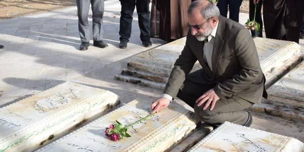 با حضور استاندار مرکزی یادمان پنج شهید گمنام شهر محلات گلباران شد.