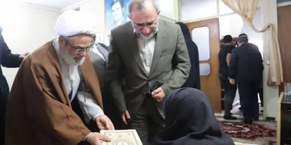 دیدار استاندار مرکزی با مادر شهیدان رضایی در محلات