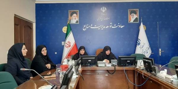 🇮🇷حضور مفتح زاده مدیر کل دفتر امور زنان و خانواده استانداری به همراه معاون وکارشناسان دفتر در جلسه ویدیو کنفرانسی با دفتر امور زنان و خانواده وزارت کشور باموضوع برنامه ریزی برای مشارکت حداکثری بانوان در انتخابات دوازدهمین دوره مجلس شورای اسلامی و هشتمین دوره مجلس خبرگان رهبری .
ارائه مباحث مهم توسط رئیس ستاد انتخابات وزارت کشور و مدیران کل دفاتر زنان و خانواده ومدیرکل سیاسی وزارت کشور و ارائه گزارش برنامه های پیشنهادی مدیران کل دفاتر امور زنان و خانواده استانداری های سراسر کشور در راستای افزایش مشارکت بانوان در انتخابات از مهمترین موارد مطرح شده در جلسه مذکور بود .
سه شنبه ۲۴بهمن۱۴۰۲