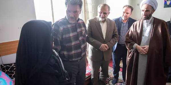 دیدار استاندار مرکزی با مادر شهید جاویدالاثر "غلامعلی زمانی" در خنداب