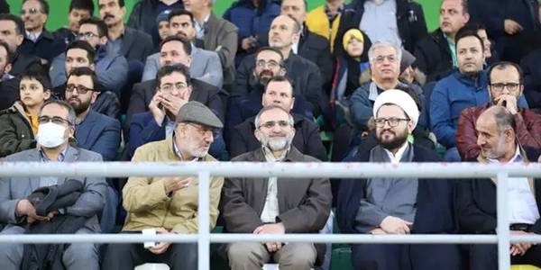 استاندار مرکزی در کنار فوتبال دوستان به تماشای بازی تیم اراک نشست