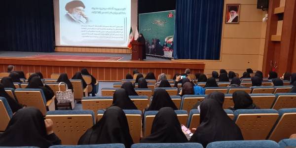 نشست تبیینی مشارکت زنان در انتخابات و کارگاه تخصصی جنگ شناختی و عملیات روانی به همت دفتر امور زنان و خانواده و شرکت سهامی برق باختر و باحضور نظری معاون سیاسی، امنیتی و اجتماعی استاندار مرکزی ،مفتح زاده مدیر کل امور زنان و خانواده،ناظری مدیر کل سیاسی،انتخابات و تقسیمات کشوری،طالبی مدیر کل روابط عمومی و امور بین الملل  و جمعی از بانوان فعال و کنش‌گر در حوزه‌ اجتماعی و با تدریس جناب آقای اشتری در محل سالن پیامبر اعظم (ص) استانداری برگزار شد.
در این نشست مفتح زاده به جایگاه زنان وتأثیرشان در تربیت نسل آگاه وبصیر پرداخته و بصیرت زنان و حضور اجتماعی وسیاسی آنان را تضمین کننده استمرار پیشرفت کشور درعرصه های مختلف از جمله امور سیاسی ، فرهنگی واجتماعی بویژه عرصه انتخابات  دانست .
 در ادامه اشتری  ابعادجنگ شناختی ،عملیات روانی انجام شده توسط دشمن بر روی افکار عمومی، نقش عملیات روانی دشمن بر کاهش مشارکت در انتخابات و راهکارهای برون رفت از این عملیات ها را تشریح نمود .
شنبه ۲۸ بهمن ماه ۱۴۰۲