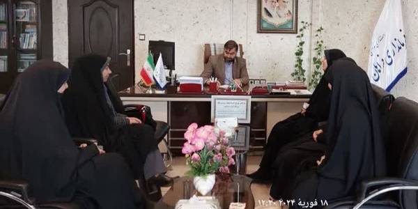 دیدار جمعی از دختران رأی اولی و دانش آموزان مدرسه شهید حاج‌ قاسم سلیمانی با آقازیارتی فرماندار شهرستان فراهان‌