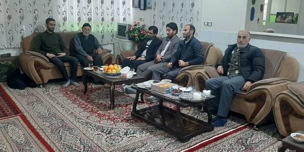 دیدار مدیر آموزش و پرورش شهرستان فراهان از خانواده شهدا