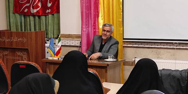 نشست هم اندیشی جهاد تبیین در حوزه علمیه خواهران خمین برگزار شد