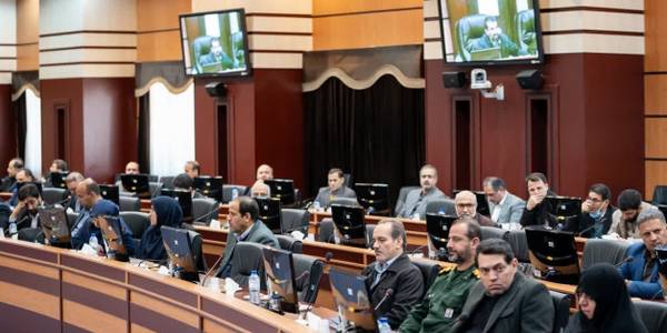 استاندار: استان مرکزی آماده برگزاری یک انتخابات پُرشور است

🔻 حضور مدیران در جلسات انتخاباتی نامزدها ممنوع است

🔹نشست شورای اداری استان مرکزی به ریاست استاندار و با حضور معاون پارلمانی وزارت اطلاعات،وباحضور مفتح زاده مدیر کل دفتر امور بانوان وخانواده استانداری و سایر مدیران  برگزار شد.

🔸دکتر "فرزاد مخلص‌الائمه" در این نشست اظهار کرد: ستاد انتخابات استان در بالاترین سطح آمادگی برای اجرای انتخابات پرشور قرار دارد، به اذعان همه دست اندرکاران انتخابات در ادوار گذشته که تجربه برگزاری متعدد را داشته ‌اند، در هیچ انتخاباتی ستاد انتخابات به این اندازه در استان و کشور آمادگی نداشته است.

🔸 استاندار مرکزی تأکید کرد: در این انتخابات حتی شاهد شگفت‌زدگی دوست‌داران نظام خواهیم بود و قطعاً دشمنان نظام نیز در این انتخابات شاهد یک موفقیت دیگری درنظام جمهوری اسلامی خواهند بود و گرگ‌هایی که دندان تیز کرده‌اند ناکام خواهند ماند.

🔸مقام عالی دولت در استان مرکزی همچنین خاطرنشان کرد: حضور مدیران در همه سطوح در جلسات انتخاباتی نامزدها حتی در خارج از ساعات اداری و روزهای تعطیل ممنوع است.

🔸وی در خصوص برنامه‌های دهه فجر نیز ضمن تشکر از همکاری‌ همه دستگاه‌ها، گفت: در این ایام در مجموع هزار و ۷۱۳ طرح عمرانی و اقتصادی با سرمایه‌گذاری معادل ۱۶ و نیم همت در سراسر استان بهره‌برداری شد و همچنین چند کار ویژه نیز در استان صورت گرفت.

شنبه ۲۸ بهمن ۱۴۰۲