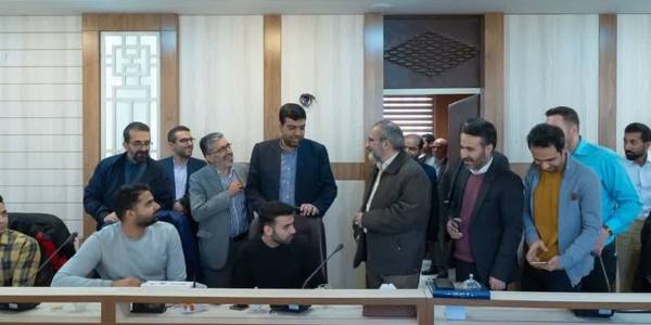 استاندار مرکزی به همراه رئیس کمیته فناوری اطلاعات ستاد انتخابات استان با حضور در فرمانداری اراک از مانور آمادگی انتخابات بازدید کردند