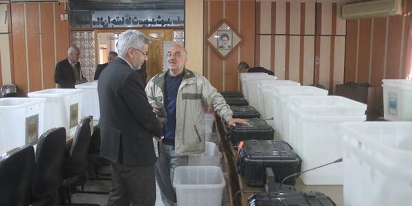 صندوق‌های رای برای برگزاری انتخابات 11 اسفند در شهرستان خمین به صف شدند