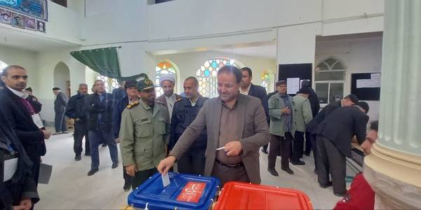 احدی فرماندار رای خود را به صندوق انداخت