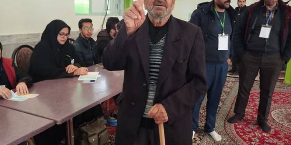 حضور مردم روستای آهنگران در پای صندوق های رأی