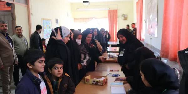 حضور مردم روستای امیر آباد در پای صندوق های رأی گیری