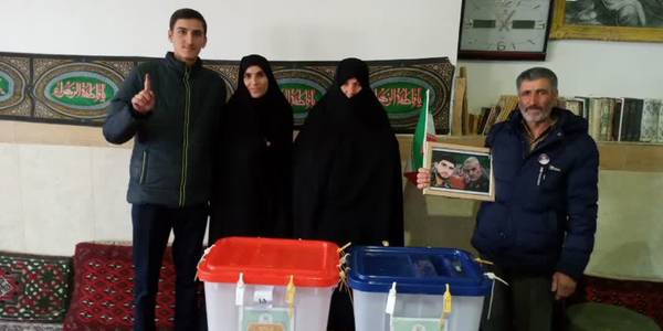 حضور خانواده شهید " ابراهیم تبرته" با یاد و نام شهید سرافرازشان در پای صندوق رأی