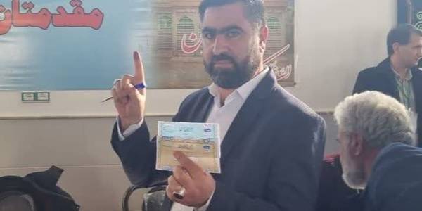 آقازیارتی فرماندار شهرستان فراهان در جمع مردم انقلابی روستای زنگارک‌ با استعانت از خدای متعال رأی خود را به صندوق انداخت.