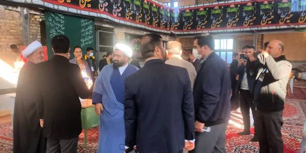 حضور مردم روستای دستجان پای صندوق های رأی باحضور فرماندار و امام جمعه فراهان و همچنین اعضای شورای تأمین شهرستان