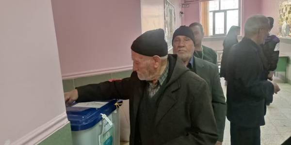 پدر شهید "محمدعلی تلخابی" رأی خود را به صندوق انداخت