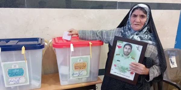 خانواده شهید علی بیژنی زیبا به پای صندوق های رأی آمدند و همچنین همکاران شهید نیز به نیابت از این شهید والامقام رأی خود را به صندوق ها انداختند