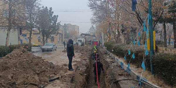 بازدید دکتر اتابکی فرماندار شهرستان از تلاش بی نظیر عوامل اجرایی مدیریت توزیع برق شهرستان تفرش در اجرای پروژه کابل کشی فشار متوسط زمینی میدان امام خمینی (ره) با وجود شرایط جوی نامساعد و بارش نزولات آسمانی