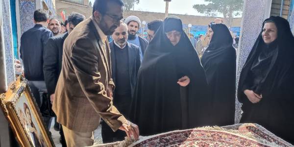 جشن خودکفایی ۴۳۰۰ خانواده تحت حمایت کمیته امداد امام خمینی (ره)استان مرکزی با حضور مخلص الائمه استاندار مرکزی، نظری معاون سیاسی ، امنیتی و اجتماعی استانداری، خدرویسی معاون حمایت و سلامت خانواده کمیته امداد کشور  ،ائمه جمعه و جماعات ،مفتح زاده مدیر کل امور بانوان  وخانواده استانداری ،فرمانداران شهرستان های تابعه ،مدیران بانکهای عامل و مجریان طرح های اشتغال در سالن همایش‌ کانون امام خمینی (ره) کلانشهر اراک برگزار شد.
اهدای همزمان ۲۵۴ سری جهیزیه و اهدای ۱۵۴ مسکن مددجویی از جمله برنامه‌های این مراسم بود .
چهارشنبه ۱۶ اسفند ۱۴۰۲