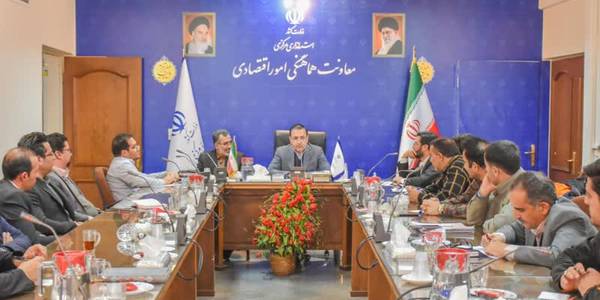 جزئیات طرح فجرانه کالابرگ به صورت شفاف برای مردم بیان شود

🔹جلسه ستاد استانی طرح کالابرگ الکترونیک با محوریت بررسی روند اجرایی طرح فجرانه در استان به ریاست معاون هماهنگی امور اقتصادی و توسعه منطقه‌ای استاندار مرکزی، مدیران دستگاه‌های اجرایی و سایر اعضا برگزار  شد.

🔸معاون استاندار مرکزی در این نشست بیان کرد: طرح فجرانه کالابرگ به صورت صحیح اطلاع‌رسانی نشده و برخی‌ تصور کردند تنها در دهه فجر قابلیت استفاده دارد، در حالی که این طرح سه ماهه است لذا جزئیات این طرح باید به صورت شفاف برای مردم بیان شود.

🔸حسن میرزاخانی افزود: یکی از مسائل مهم و ضروری کشور مسئله معیشت و حمایت از اقشار ضعیف جامعه است و سیاست دولت در این حوزه مسئله‌محوری نتیجه‌گرا است.

🔸وی گفت: در موضوع رفع مسائل طرح کالابرگ کلیه دستگاه‌ها و واحدهایی که به نوعی با این مسئله در ارتباط هستند، باید مسائل را شناسایی و جهت انعکاس به دستگاه‌های متولی در سطح ملی به استانداری اعلام کنند و رسانه‌ها هم در این خصوص با توجه به شناختی که از مسائل دارند در کنار دستگاه‌های اجرایی باشند.

🔸معاون هماهنگی امور اقتصادی استاندار مرکزی گفت: استانداری مسائل را جمع‌بندی می‌کند و آن را به سمع نظر وزارت کشور و وزارت تعاون می‌رساند تا کمبود و کاستی‌های این طرح مرتفع شود.

🔸امیدی، مدیرکل تعاون، کار و رفاه اجتماعی استان مرکزی نیز اظهار داشت: یک‌هزار و ۹۱۸ میلیارد و ۳۴۰ میلیون ریال خرید مرحله اول طرح فجرانه از ۱۷ بهمن‌ماه تا روز ۱۴ اسفندماه در این استان انجام شد.