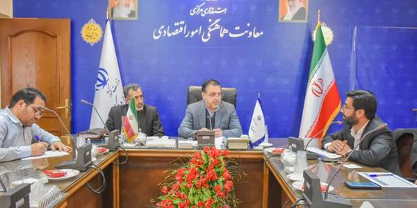 .جزئیات طرح فجرانه کالابرگ به صورت شفاف برای مردم بیان شود

🔹جلسه ستاد استانی طرح کالابرگ الکترونیک با محوریت بررسی روند اجرایی طرح فجرانه در استان به ریاست معاون هماهنگی امور اقتصادی و توسعه منطقه‌ای استاندار مرکزی، مدیران دستگاه‌های اجرایی و سایر اعضا برگزار  شد.

🔸معاون استاندار مرکزی در این نشست بیان کرد: طرح فجرانه کالابرگ به صورت صحیح اطلاع‌رسانی نشده و برخی‌ تصور کردند تنها در دهه فجر قابلیت استفاده دارد، در حالی که این طرح سه ماهه است لذا جزئیات این طرح باید به صورت شفاف برای مردم بیان شود.

🔸حسن میرزاخانی افزود: یکی از مسائل مهم و ضروری کشور مسئله معیشت و حمایت از اقشار ضعیف جامعه است و سیاست دولت در این حوزه مسئله‌محوری نتیجه‌گرا است.

🔸وی گفت: در موضوع رفع مسائل طرح کالابرگ کلیه دستگاه‌ها و واحدهایی که به نوعی با این مسئله در ارتباط هستند، باید مسائل را شناسایی و جهت انعکاس به دستگاه‌های متولی در سطح ملی به استانداری اعلام کنند و رسانه‌ها هم در این خصوص با توجه به شناختی که از مسائل دارند در کنار دستگاه‌های اجرایی باشند.

🔸معاون هماهنگی امور اقتصادی استاندار مرکزی گفت: استانداری مسائل را جمع‌بندی می‌کند و آن را به سمع نظر وزارت کشور و وزارت تعاون می‌رساند تا کمبود و کاستی‌های این طرح مرتفع شود.

🔸امیدی، مدیرکل تعاون، کار و رفاه اجتماعی استان مرکزی نیز اظهار داشت: یک‌هزار و ۹۱۸ میلیارد و ۳۴۰ میلیون ریال خرید مرحله اول طرح فجرانه از ۱۷ بهمن‌ماه تا روز ۱۴ اسفندماه در این استان انجام شد.