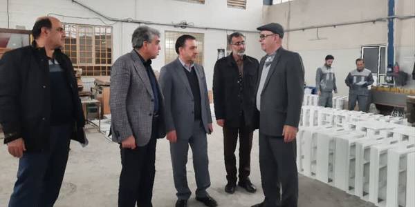 بازدید صنعتی معاون هماهنگی امور اقتصادی استانداری مرکزی:

🔹 میرزاخانی معاون هماهنگی امور اقتصادی استانداری مرکزی عصر روز سه شنبه از دو واحد تولیدی در شهر اراک بازدید نمود.

🔹 در این بازدید ها که مدیرکل صنعت،معدن  تجارت استان مرکزی و مدیرکل دفتر اقتصادی استانداری مرکزی میرزاخانی را همراهی می نمودند دو واحد تولیدی لوازم و تجهیزات پزشکی و آیینه بهداشتی مورد بازدید قرار گرفتند.

🔹 میرزاخانی در بازدید از شرکت  بهارطب امین تولید کننده تجهیزات پزشکی،تنفسی و بیهوشی بیمارستانی در جریان نحوه تولید محصولات این شرکت قرار گرفت.

🔹 شرکت بهار طب امین تولید کننده انواع  مدار تنفسی ونتیلاتور،کاتتر مونت، ماسک اکسیژن غیر قابل تنفسی،ماسک نپولایزر محفظه دارویی در شهر اراک می باشد.

🔹 موضوع سرمایه در گردش واختصاص زمین جهت ایجاد طرح توسعه از مواردی بود که مدیرعامل شرکت در بازدید معاون استاندار مرکزی  مطرح نمود.

🔹 در ادامه معاون هماهنگی امور اقتصادی استانداری مرکزی از واحد تولید آیینه نسیم ماهان تولید کننده انواع آیینه های بهداشتی در شهر اراک بازدید نمود.

🔹 در این بازدید مدیرعامل شرکت ضمن تشریح نحوه تولید محصول در این شرکت به بیان مسائل و مشکلات پیش 
روی این صنعت پرداخت.
‌‌‌‌‌‌‌‌‌‌‌‌‌‌‌