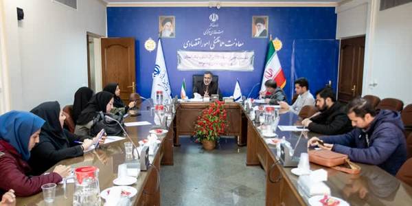 مرحله دوم طرح فجرانه کالابرگ الکترونیکی ۱۸ اسفندماه آغاز می‌شود- شارژ اعتبار ۲۲۰ هزار تومانی برای ۷ دهک یارانه‌بگیر 

🔻‌استقبال ۸۶ درصدی از طرح فجرانه در استان مرکزی

🔸مدیرکل دفتر هماهنگی امور اقتصادی استانداری مرکزی روز چهارشنبه در نشست خبری ستاد کالابرگ الکترونیک استان با محوریت طرح فجرانه، اظهار کرد: هفت دهک یارانه‌بگیر مشمول طرح هستند و فاز نهایی طرح کالابرگ الکترونیکی تحت عنوان فجرانه از دهه فجر آغاز شده و حداقل ۳ ماه ادامه دارد.

🔸 محمدرضا گودرزی تصریح کرد: شارژ اعتبار ۲۲۰ هزار تومانی مرحله اول طرح فجرانه ۱۷ بهمن ماه انجام شد و خانوارها تا ساعت ۲۴ روز ۱۶ اسفند برای استفاده از آن فرصت دارند، شارژ مرحله دوم نیز از ۱۸ اسفند طی دو روز انجام می‌شود و خانوارها برای خرید ۱۱ قلم کالا تا سقف تعیین شده، به ازای هر نفر ۲۲۰ هزار تومان اعتبار خرید دریافت می‌کنند و یک ماه فرصت دارند از آن استفاده کنند.

🔸وی افزود: قیمت روز سبد مشتمل بر ۱۱ قلم ۷۴۳,۷۵۰ تومان بوده که خانوار دهک‌های اول تا هفتم در صورت خرید بسته می‌بایست قیمت سال ۱۴۰۱ را به مبلغ ۵۲۳,۳۰۰ تومان از جیب خود پرداخت نماید و مابه‌التفاوت آن تا قیمت روز به مبلغ۲۲۰,۴۵۰ تومان از محل اعتبار جدید دولت تامین می‌گردد.

🔸گودرزی خاطرنشان کرد: بنا نیست حتما در یک بار خرید تمام ۱۱ قلم یا تمام اعتبار خریداری شود بلکه خانوارها می‌توانند تا سقف تعیین شده برای هر قلم کالا، به صورت جداگانه خرید کنند.