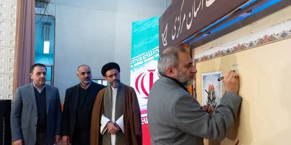 امسال ۴۶۰ میلیارد تومان تسهیلات اشتغال‌زایی به مددجویان کمیته امداد پرداخت شد
🔹همایش بلندای همت، جشن خودکفایی ۴۳۰۰ خانوار تحت حمایت کمیته امداد امام خمینی (ه) استان مرکزی، با حضور استاندار، معاون کمیته امداد ،معاون هماهنگی امور اقتصادی و جمعی از مسئولین در اراک برگزار شد.
🔸دکتر مخلص‌الائمه در این آیین با بیان اینکه کمیته امداد سه ویژگی منحصر به فرد دارد، افزود: منحصربه‌فردترین ویژگی کمیته امداد نام امام خمینی(ره) و دومین ویژگی آن مردم‌پایه، مردم‌محور و مردمی‌بودن است و بیش از اینکه دولت کنار کمیته امداد باشد مردم کنار این نهاد قرار دارند.
🔸استاندار مرکزی دیوان‌سالار نبودن را دیگر ویژگی‌ برجسته کمیته امداد دانست و گفت: با تشخیص صحیح بنیانگذار کبیر انقلاب اسلامی کمیته امداد در کنار ساختارهای دیوان‌سالار قرار گرفت و بار محرومیت‌زدایی را بر دوش کشید.
🔸وی خاطرنشان کرد: سال گذشته ۴۰۰ میلیارد تومان تسهیلات به ۴ هزار و ۷۰۰ مددجوی کمیته امداد پرداخت و اشتغال ایجاد شد و امسال نیز اعتبارات در قالب تسهیلات تبصره ۱۸ به ۷۶۰ میلیارد تومان افزایش پیدا کرد که تاکنون ۴۶۰ میلیارد تومان تسهیلات برای ایجاد اشتغال مددجویان کمیته امداد پرداخت شده است.
📲 B2n.ir-j15706
چهارشنبه ۱۶ اسفند ماه