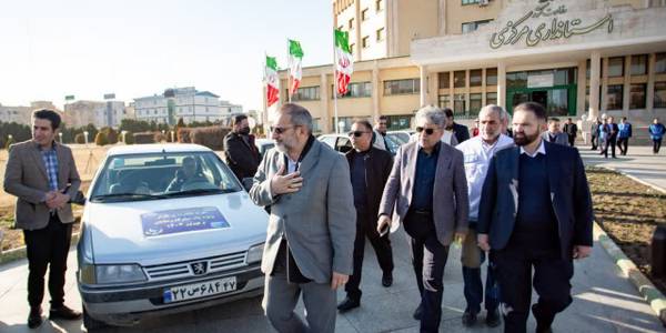 بازار شب عید زیر ذره‌بین بازرسان گشت‌های مشترک تنظیم بازار

🔹طرح نظارت بر بازار، ویژه ماه مبارک رمضان و عید نوروز با حضور استاندار مرکزی، معاون هماهنگی امور اقتصادی ،مدیرکل صنعت،معدن وتجارت  استان مرکزی و اعضای کمیته تنظیم بازار استان با مشارکت گشت‌های نظارتی دستگاه‌های مرتبط آغاز شد.

🔹بر این اساس ۶۰ گشت‌ مشترک کار رصد بازار در سراسر استان را تا ۲۰ فروردین ماه سال آینده انجام خواهند داد.

🔹در این طرح بازرسان از ۱۰ دستگاه اجرایی نظارتی بر چگونگی تولید، توزیع و عرضه‌ی اقلام اساسی و خدمات نظارت می‌کنند.