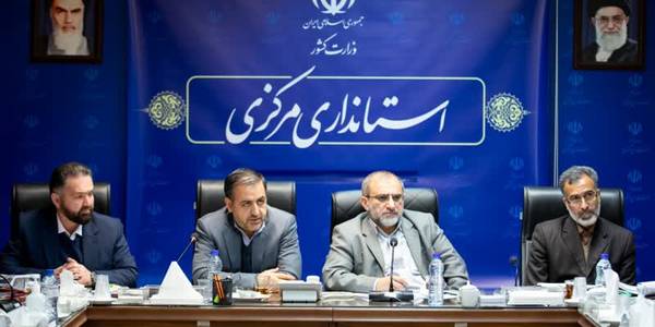 استاندار مرکزی در کمیته تنظیم بازار:
 برای تأمین اقلام اساسی مردم در ماه رمضان و نوروز نگرانی وجود ندارد 
🔹جلسه کمیته اقدام مشترک تنظیم بازار استان مرکزی به ریاست استاندار و با حضور سایر اعضا عصر چهارشنبه در سالن جلسات استانداری برگزار شد.
🔸فرزاد مخلص‌الائمه، استاندار مرکزی در این نشست اظهار داشت: خوشبختانه در استان همکاری تیمی و همدلی بین همه اجزای مرتبط با بازار وجود دارد و باید مانع رویدادهای تلخ در سطح بازار شد.
🔸استاندار مرکزی افزود: برای تنظیم بازار و تأمین اقلام اساسی مردم در ماه رمضان و نوروز نگرانی نداریم و دستگاه‌ها تلاش می‌کنند اقلام به وفور در بازار موجود باشد البته مردم نیز باید خریدها را مدیریت کنند و به پایان سال موکول نشود.
🔸 مقام عالی دولت در استان مرکزی با تأکید بر اینکه تخلف در حوزه بازار قابل چشم‌پوشی نیست، ادامه داد: رحمی نسبت به کسی که به مردم رحم نمی‌کند نخواهیم داشت اما رعایت حال کسبه‌ای که به مردم توجه دارند بشود.
🔸استاندار مرکزی بیان کرد: نظارت اصلی توسط خود اصناف انجام شود و دقت داشته باشند یک متخلف، صنفی را بدنام نکند.
🔹در این نشست همچنین گزارش دستگاه‌های نظارتی اعم از جهاد کشاورزی، اتاق اصناف، علوم پزشکی، دامپزشکی و صمت از بازرسی‌ها در سطح بازار ارائه و طرح عیدانه با تأکید بر بازرسی‌های مؤثرِ کمی و کیفی مورد بررسی قرار گرفت.