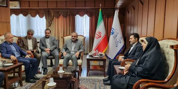 دیدار معاون وزیر صنعت،معدن وتجارت و مدیر عامل صندوق ذخیره فرهنگیان کشور با استاندار مرکزی:

🔹 دکتر موسوی معاون وزیر صنعت،معدن وتجارت که به استان مرکزی سفر کرده است در ابتدای حضور در استان مرکزی با استاندار مرکزی دیدار نمود.

🔹در این دیدار که دکتر احمدی مدیرعامل صندوق ذخیره فرهنگیان کشور نیز حضور داشتند گزارشی از وضعیت صنایع استان مرکزی ارائه شد.

🔹 در این نشست دکتر مخلص الائمه استان مرکزی را به عنوان اولین استان مادر تخصصی کشور و قطب صنعت کشور نامید و افزود: هیچ محصولی در زنجیره تولیدی کشور وجود ندارد مگر آن که قسمتی از تولید آن در واحدهای توایدی استان مرکزی صورت گرفته باشد.

🔹 معاون وزیر صنعت،معدن وتجارت و مدیرعامل صندوق ذخیره فرهنگیان کشور جهت رونمایی از نخستین راکتور فوق سنگین بومی تولید متانول در شرکت ماشین سازی اراک به استان مرکزی سفر کرده اند.
📅 شنبه ۱۹ اسفند ۱۴۰۲