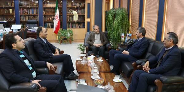 محمودی مدیرعامل شرکت توزیع نیروی برق استان مرکزی به همراه رییس این نهاد در ساوه با مهدی الیاسی معاون استاندار و فرماندار ویژه شهرستان ساوه دیدار و گفت و گو کردند.