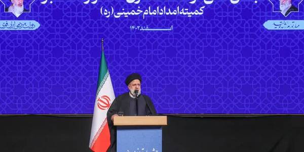 با حضور رئیس جمهور برگزار شد؛
⭕️ جشن ملی توانمندسازی ۱۰۰ هزار مددجوی کمیته امداد- سهم استان مرکزی ۴۳۰۰ خانوار است
🔹جشن ملی توانمندسازی ۱۰۰ هزار مددجوی کمیته امداد امام خمینی (ره) به صورت متمرکز و با حضور رئیس جمهور در تالار بزرگ کشور برگزار شد که استاندار مرکزی و جمعی از مدیران استان نیز به صورت وبیناری در این مراسم حضور داشتند.
🔹سهم استان مرکزی از مجموع یکصد هزار مددجوی خودکفا شده کمیته امداد در کشور ۴۳۰۰ خانوار است.
🔸آیت الله رئیسی در این آیین با تأکید بر اهتمام و تلاش ویژه دولت برای زدودن فقر از چهره جامعه و زمینه‌سازی برای رشد و توانمندسازی تصریح کرد: برگزاری جشن توانمندسازی ۱۰۰ هزار تن از مددجویان کمیته امداد که علاوه بر خودشان توانسته‌اند برای دیگران نیز شغل ایجاد کنند، بسیار ارزشمند و شایسته قدردانی است؛ این مسیر کاملا مسیر درستی است و باید با جدیت دنبال شود.
🔸استاندار مرکزی نیز با بیان اینکه ایجاد اشتغال و تلاش برای خودکفایی مددجویان از مهم‌ترین ضروریات است بر استفاده از تسهیلات اشتغال‌زایی به نحو احسن تأکید کرد.
🔸دکتر مخلص‌الائمه با اشاره به اقدامات مؤثر استان در ایجاد اشتغال و تأیید عملکرد استان توسط سامانه ملی رصد اشتغال، گفت: باید برای اطلاع‌رسانی و تبیین اقدامات بیشتر تلاش شود.
🔸مدیرکل کمیته امداد استان مرکزی نیز با بیان اینکه از ابتدای سال تاکنون بالغ بر ۸۰ درصد تسهیلات اشتغال در استان جذب شده است، گفت: امسال اولین سالی است که تعداد خانواده‌های تحت حمایت کاهش داشته است.
یکشنبه ۲۰ اسفندماه