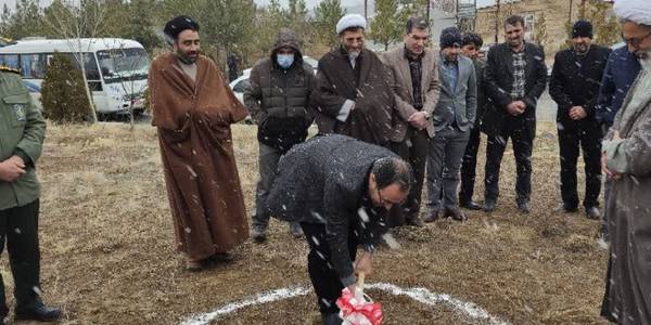 با حضور مسئولان شهرستان تفرش؛کلنگ احداث ۴۵ واحد سرای دانشجویی متأهلی دانشگاه تفرش به زمین زده شد.