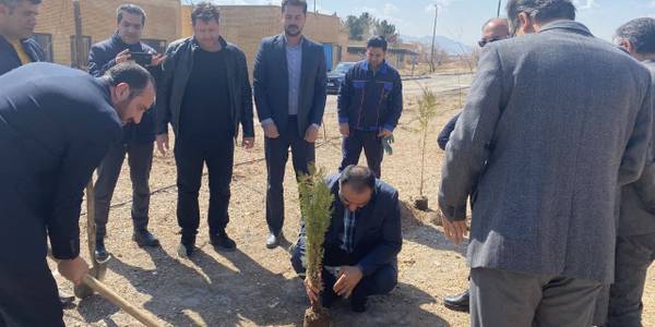 آیین غرس نهال در محل تصفیه خانه آب و فاضلاب شهرستان محلات برگزار شد