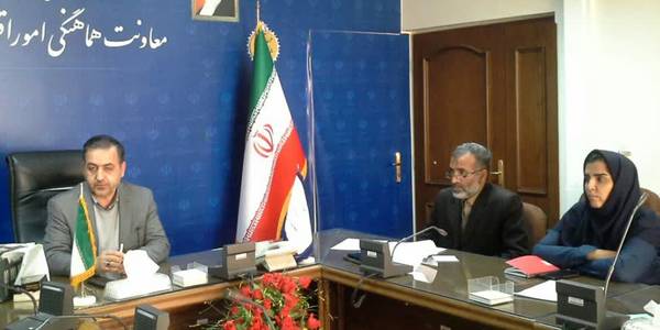 هشتمین جلسه کمیته راهبری میوه وخرمای طرح تنظیم بازار  پایان سال وماه مبارک رمضان به ریاست میرزاخانی معاون هماهنگی امور اقتصادی وتوسعه منطقه ای برگزار شد.
در این جلسه کیفیت و قیمت میوه وخرمای خریداری شده مورد  بحث وبررسی قرار گرفت ومقرر گردید در چهار مرکز تعیین شده تعاون روستایی ودو میدان شهرداری  پرتقال به قیمت هر کیلو 20 هزار تومان ،سبب 36 هزار تومان ،خرما ی مضافتی 100 هزار تومان وکبکاب42 هزار تومان ،با رعایت شان ومنزلت مردم وبا قیمت تعیین شده از تاریخ 26 اسفند ماه با نظارت دستگاههای ذیربط توزیع گردد.